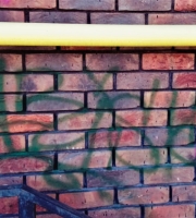 Удаление граффити с кирпичного фасада