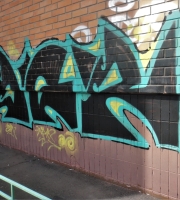 Удаление граффити и краски с фасада многоэтажного дома