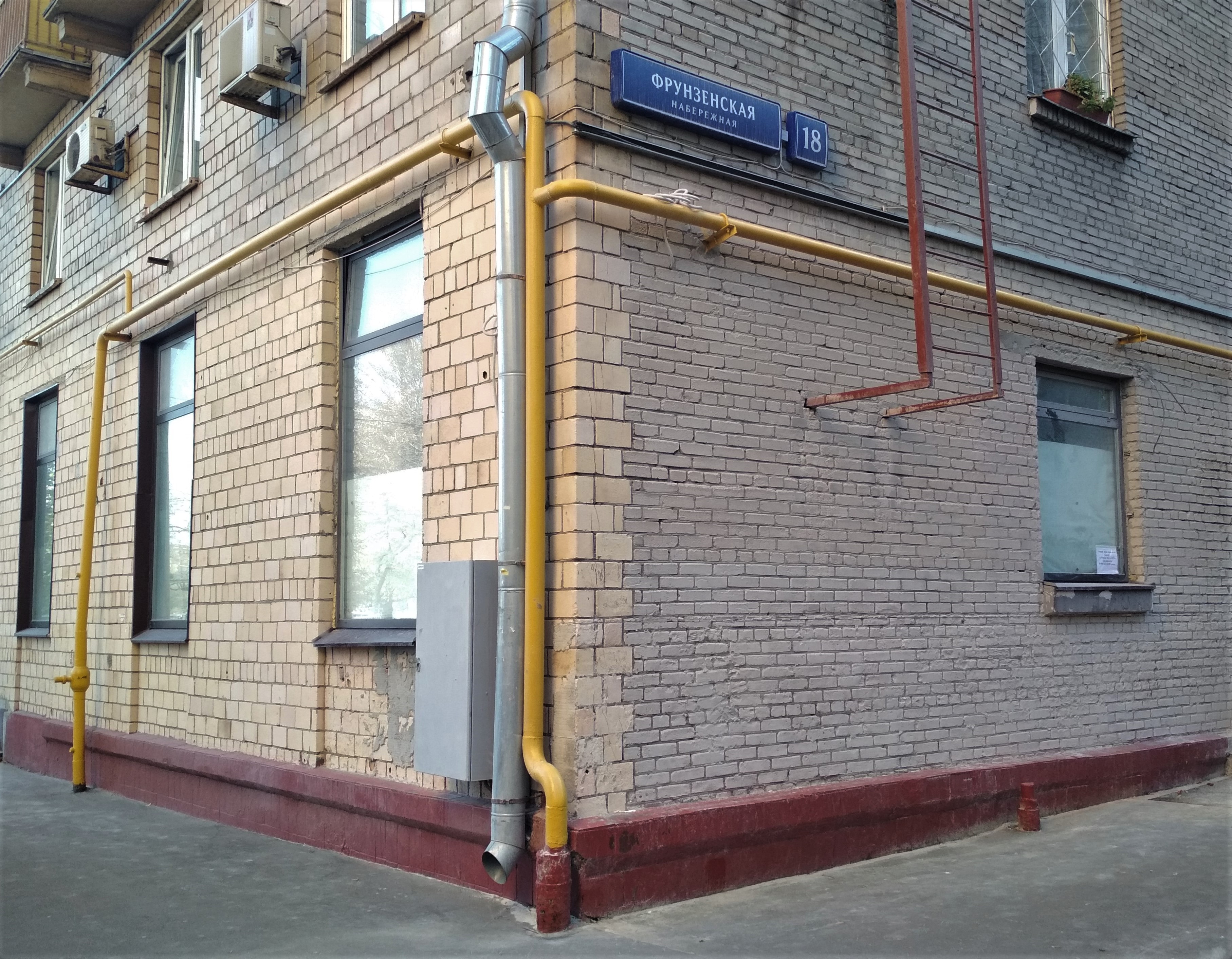 Очистка фасада от остатков плиточного клея и атмосферных загрязнений